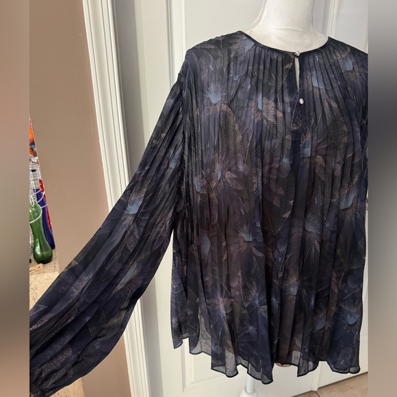 VINCE DECO FLORAL PLEATED BLOUSE - Picture 9 of 17